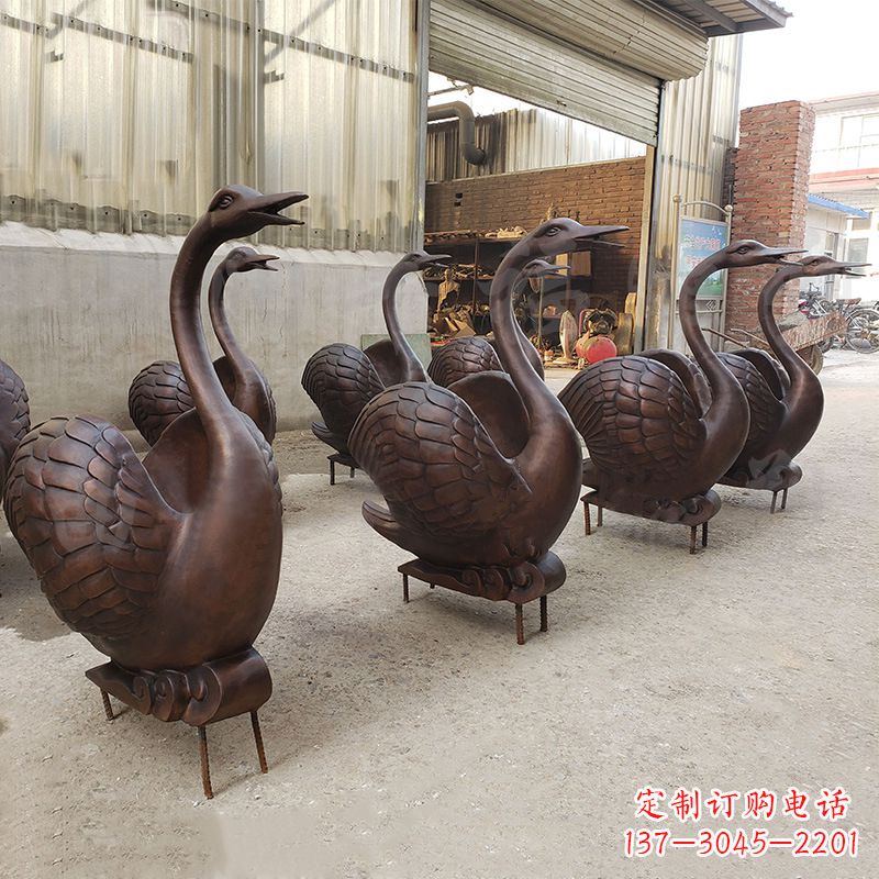 福建中领雕塑天鹅铜雕是一款精美的艺术作品,既…