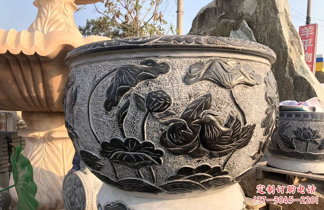 福建荷花浮雕鱼缸雕塑,让空间更加生机勃勃