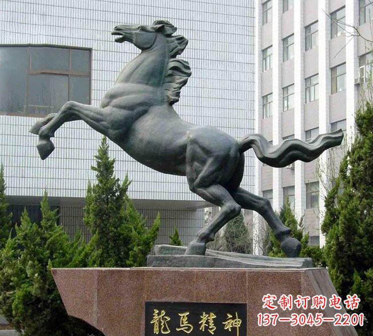 福建青铜奔马精美雕塑是钜鹰中领雕塑推出的一款…