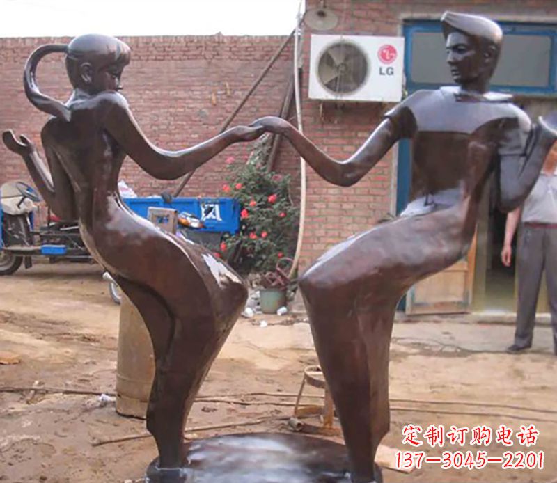 福建时尚多彩的情侣雕塑