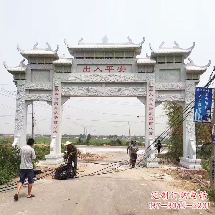 福建质朴粗犷的三间四柱农村石牌坊雕塑