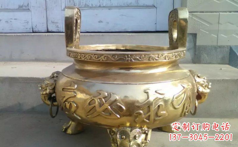 福建壮丽威猛的三足香炉铜雕