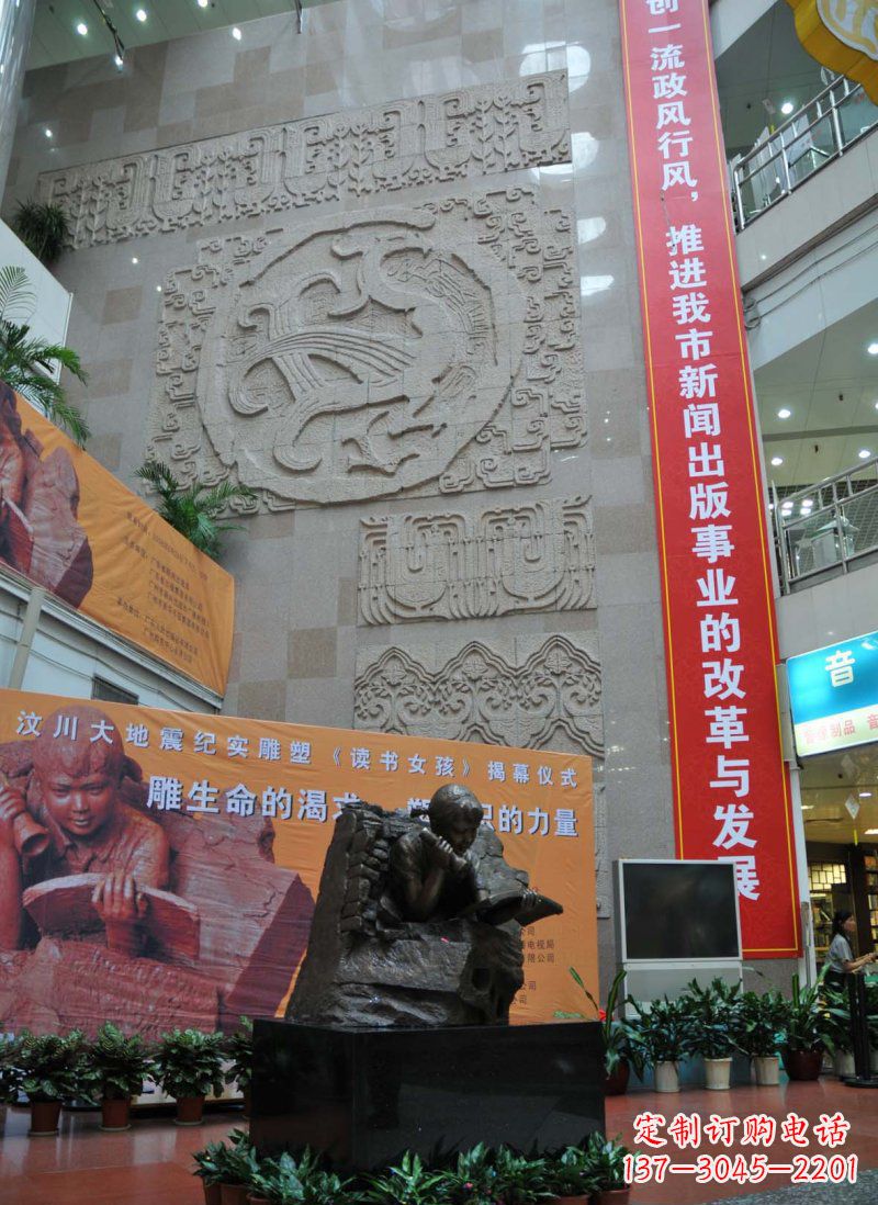 福建令人惊叹的小女孩景观铜雕