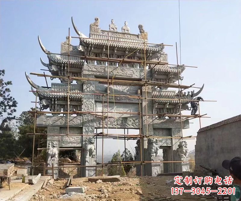 福建石牌坊外东侧的龙凤雕塑
