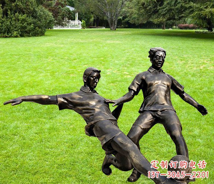 福建踢足球的人物铜雕