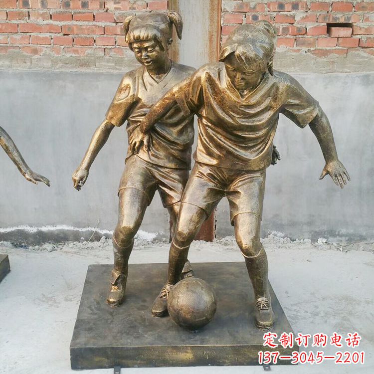 福建踢足球的小女孩雕塑