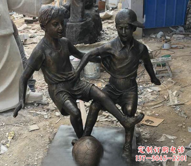 福建踢足球公园人物铜雕