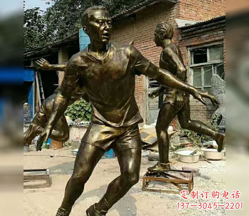 福建踢足球广场人物铜雕