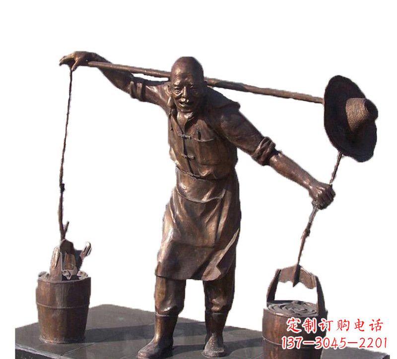 福建挑扁担的老人铜雕