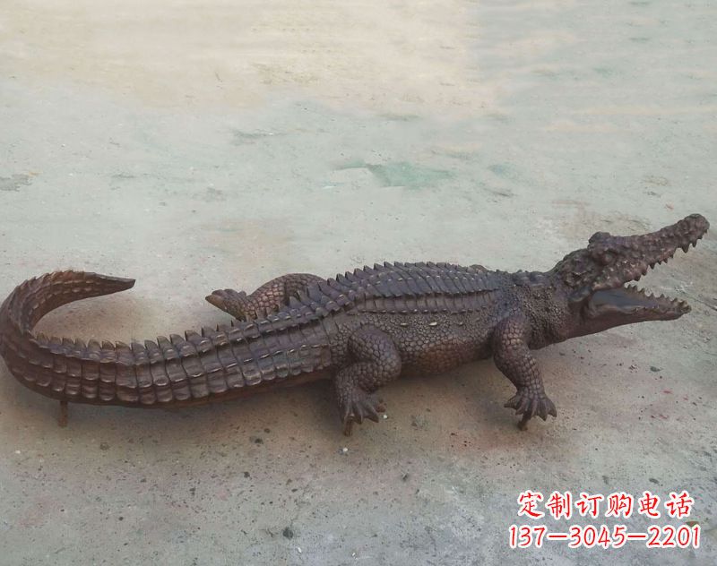福建铜雕鳄鱼,铸铜园林仿真动物雕塑