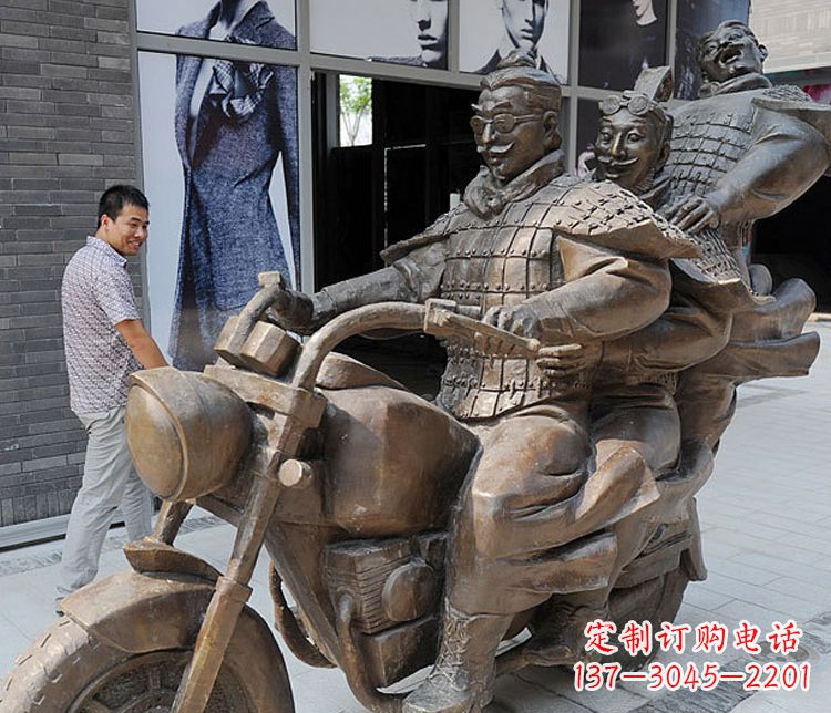 福建铜雕街头骑摩托人物雕塑