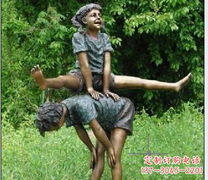福建玩跳山羊的儿童铜雕