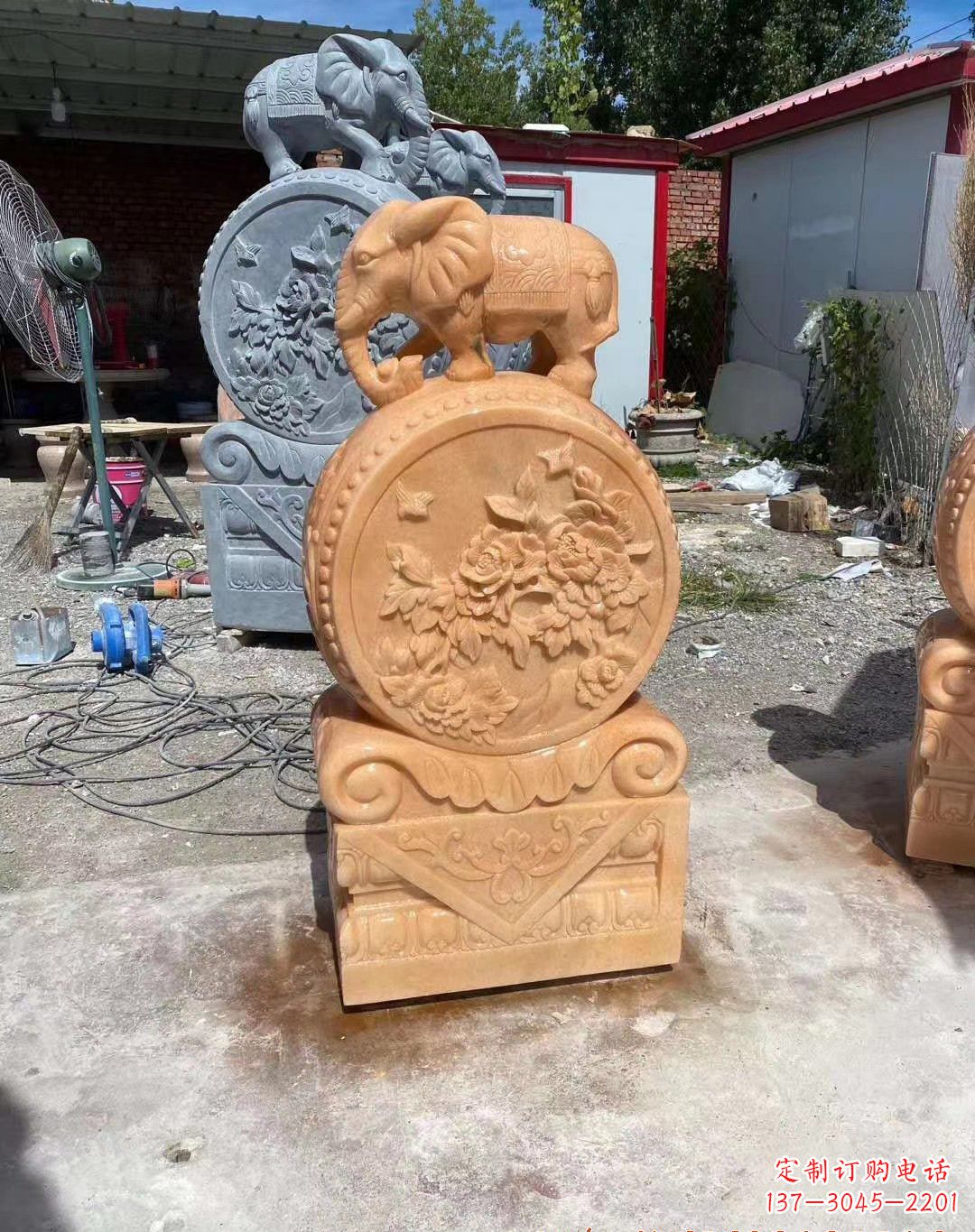 福建晚霞红大象抱鼓石雕塑