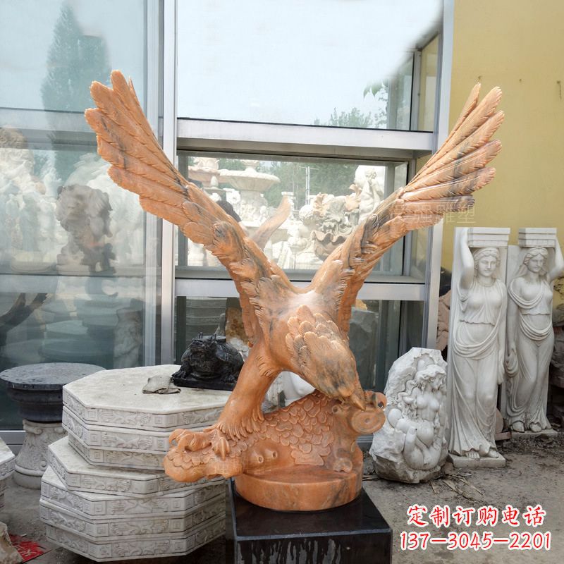 福建晚霞红老鹰石雕塑