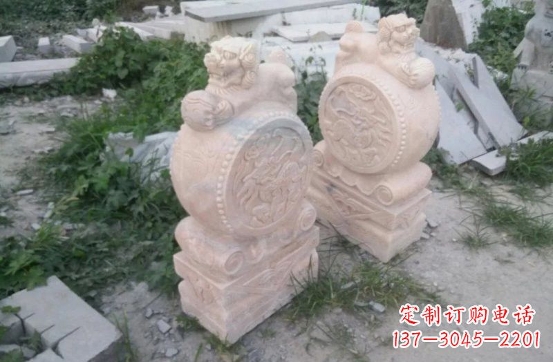 福建晚霞红狮子门墩石雕