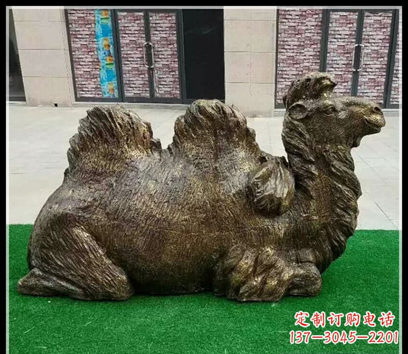 福建卧在草地的骆驼铜雕