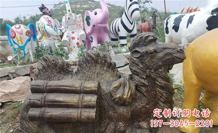 福建卧着的骆驼动物铜雕 (2)