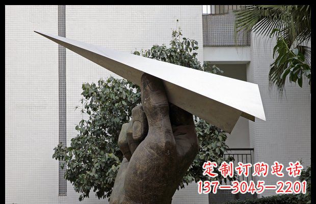 福建小区不锈钢手拿纸飞机雕塑