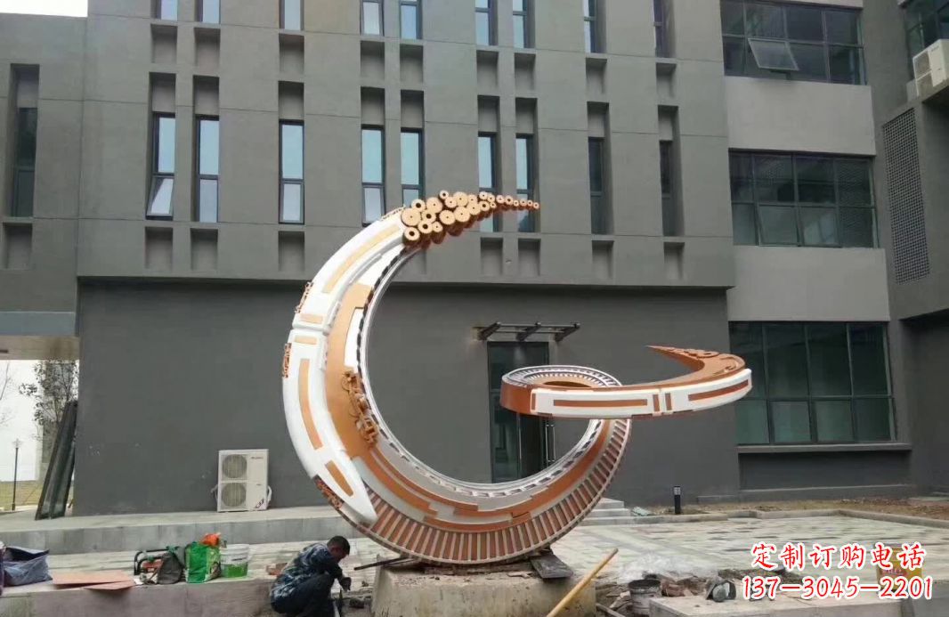 福建小区抽象不锈钢月亮雕塑