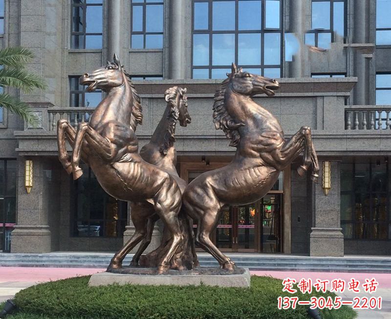 福建小区立马铜雕