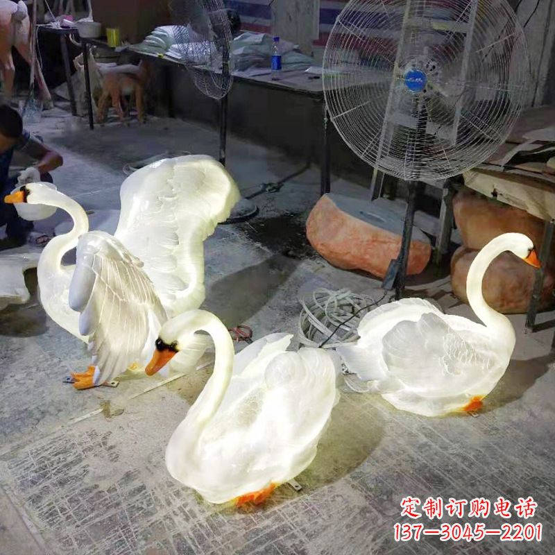 福建小区园林草坪发光天鹅景观雕塑摆件