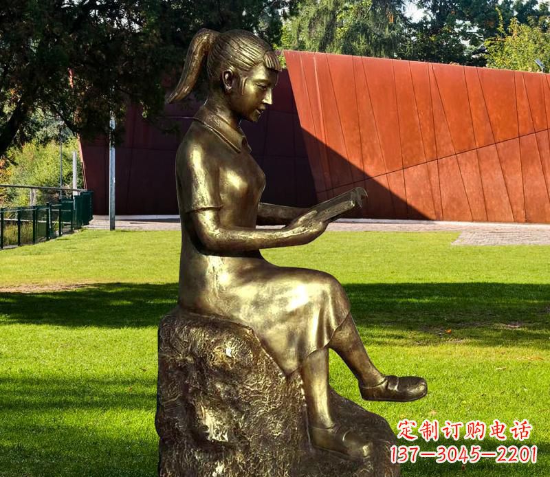 福建校园看书的女孩铜雕