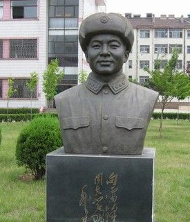 福建校园雷锋铜像