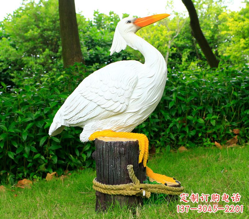 福建一男一女抱一只鸽子雕像