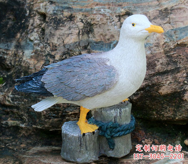 福建一手托鸽子 一手拿书本的雕塑像