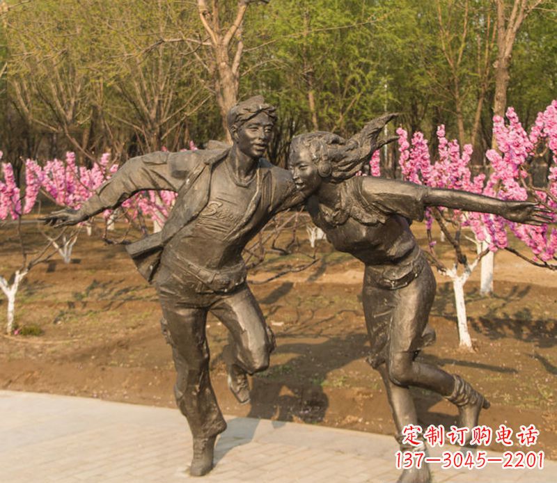 福建游玩的情侣铜雕