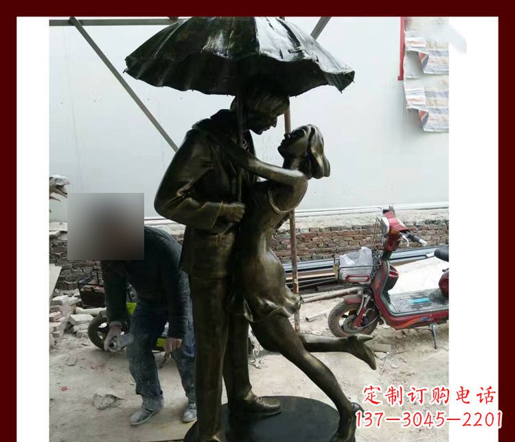 福建雨伞下拥抱的情侣铜雕