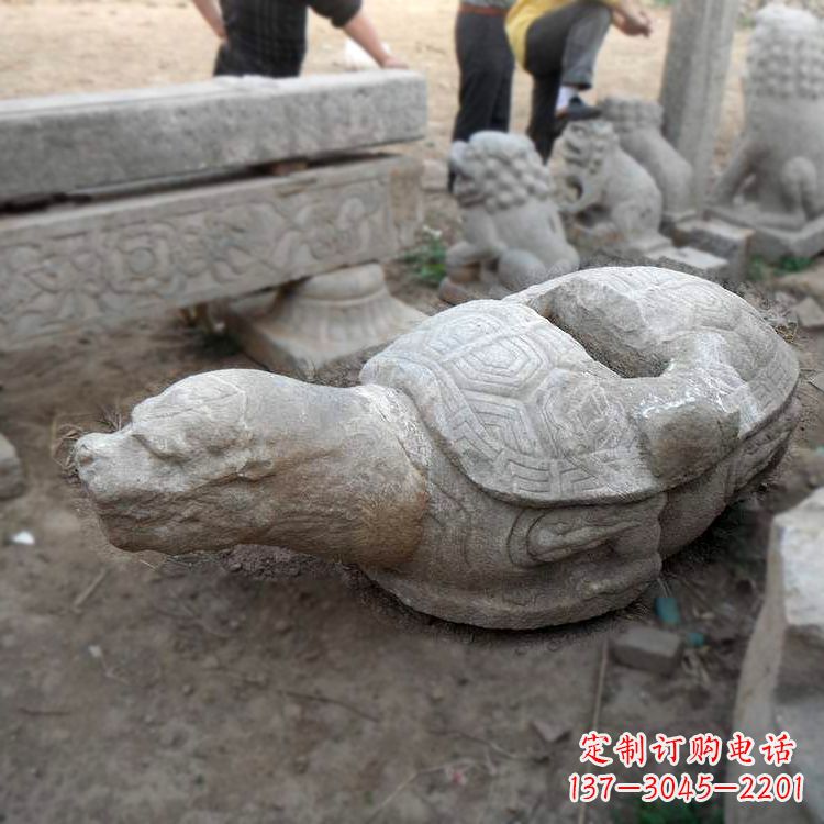 福建朱雀站在赑屃上的石雕