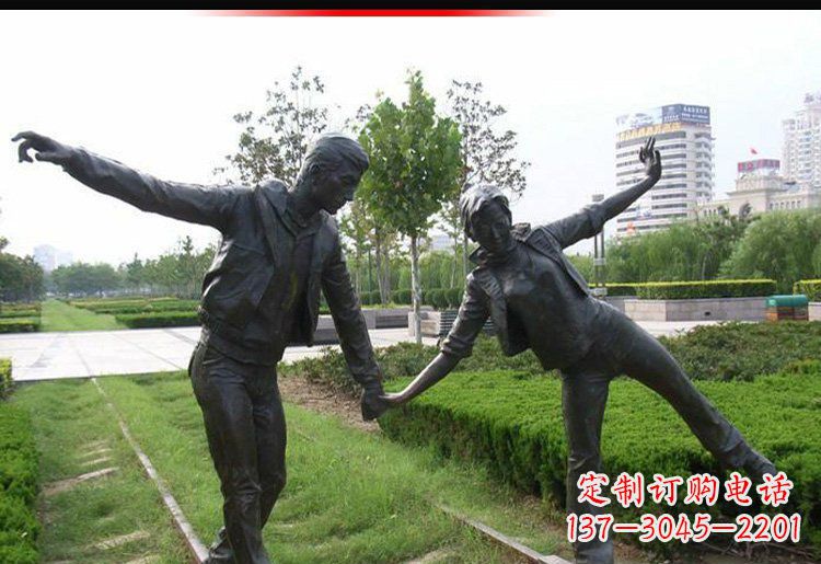 福建走铁轨的情侣铜雕