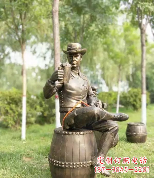 福建坐酒桶喝啤酒的牛仔铜雕