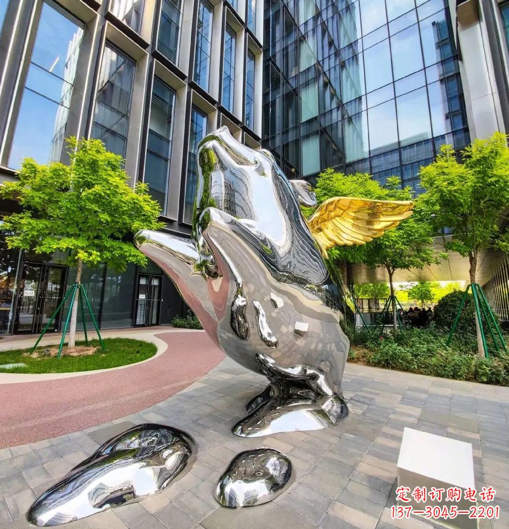 福建猪雕塑-酒店门口一只带翅膀不锈钢镜面猪雕塑