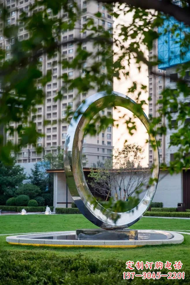 福建圆环雕塑-别墅草坪不锈钢镜面大型户外景观圆环雕塑